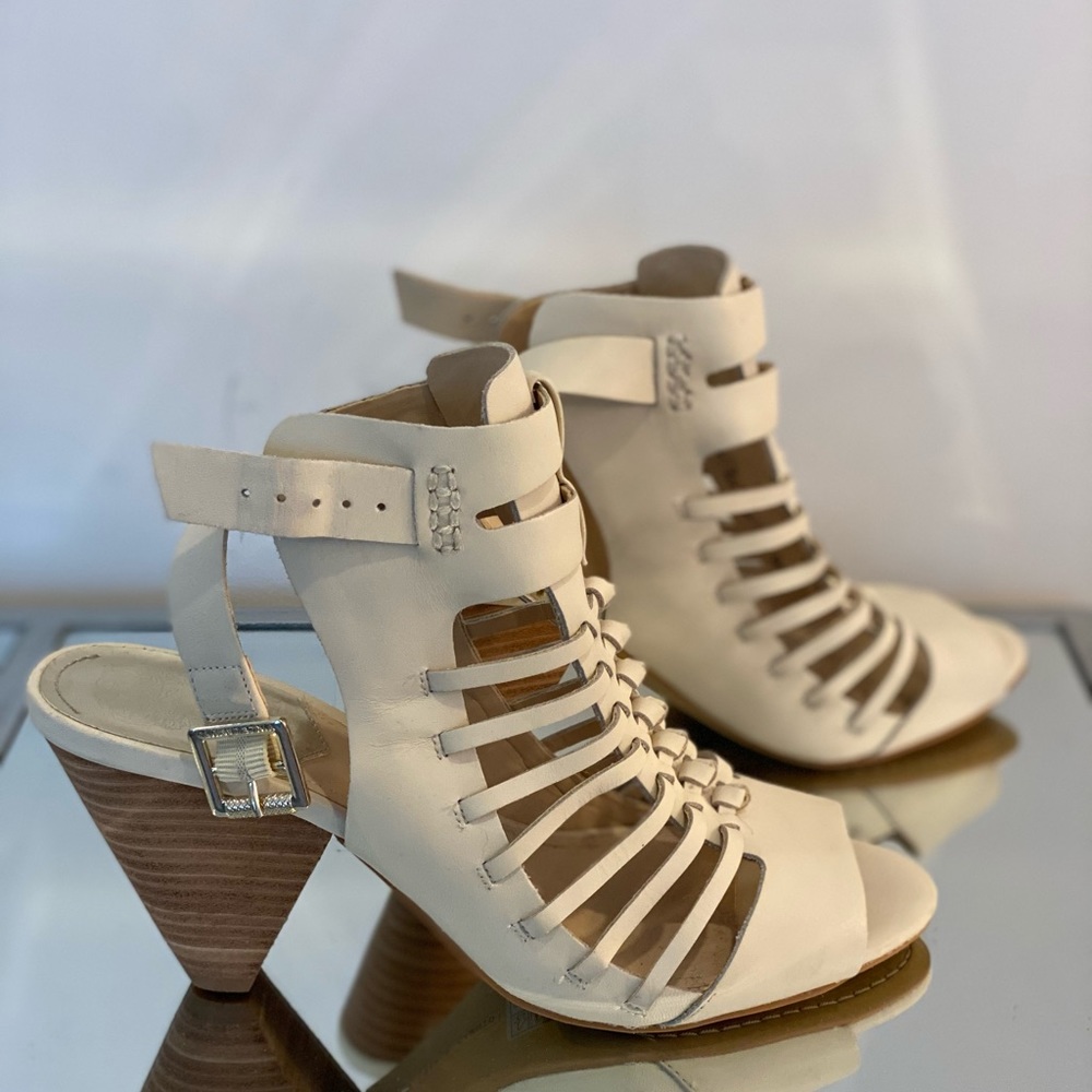 New Vince Camuto cream heeled sandal S9